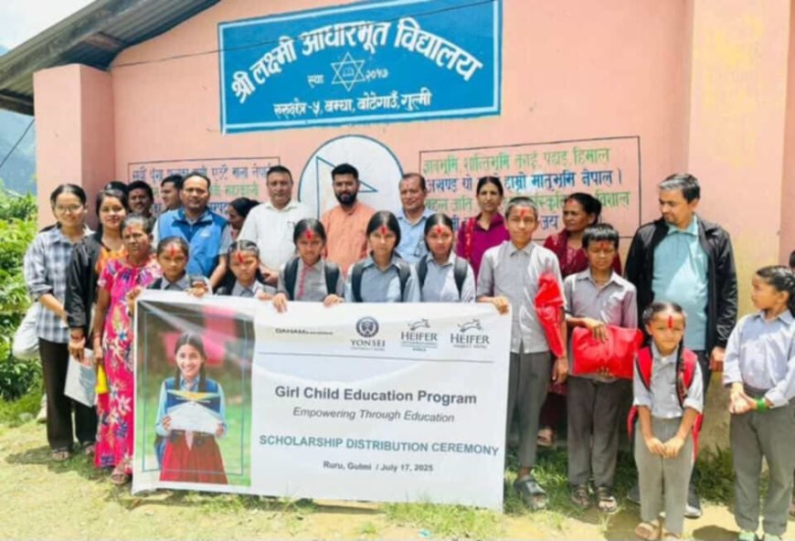 लक्ष्मी आधारभूत विद्यालयका विपन्न विद्यार्थीलाई शैक्षिक सामग्री वितरण