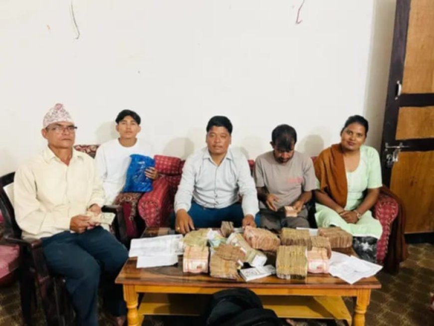 सेवाग्राहीको घरमै पुगेर सामाजिक सुरक्षा भत्ता वितरण गर्दै वडा सरकार